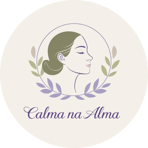 Logotipo do blog Calma na Alma com ilustração minimalista de um rosto feminino de perfil, olhos fechados, rodeado por folhas em tons suaves de lilás e verde, simbolizando calma, equilíbrio emocional e bem-estar.
