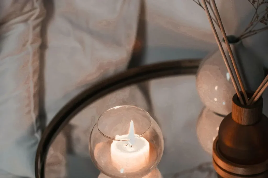 Cantinho de meditação em casa com almofada, vela aromática e luz natural