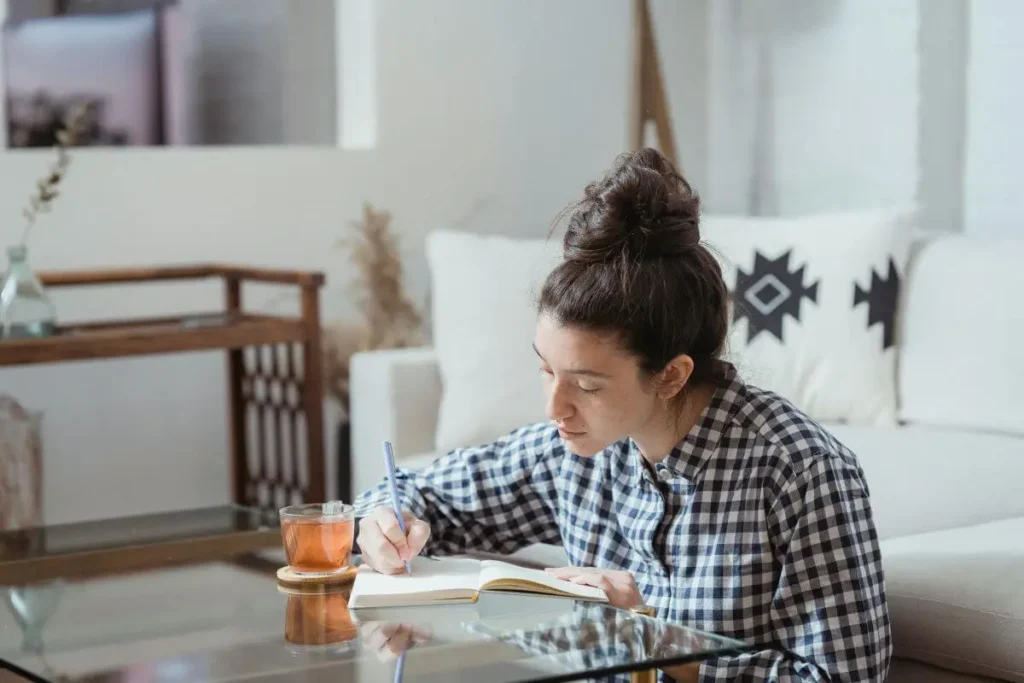 Pessoa praticando journaling como ferramenta de mindfulness para interromper a ruminação mental