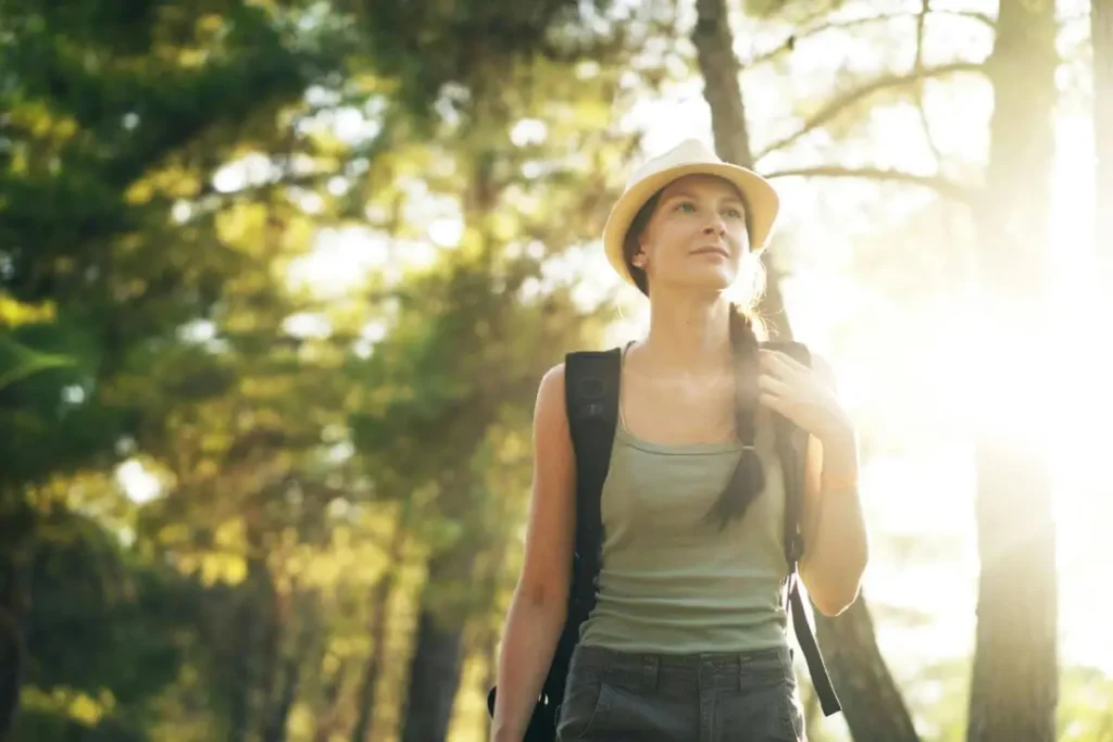 Mulher praticando caminhada consciente ao ar livre como forma de meditação
